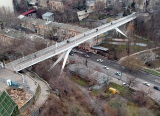 В Одессе экстремал повис без страховки на Тещином мосту (видео)