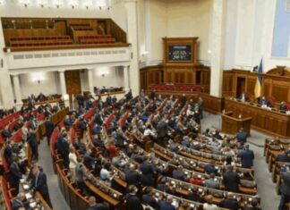 Верховная Рада проголосовала за введение режима ЧП в Украине