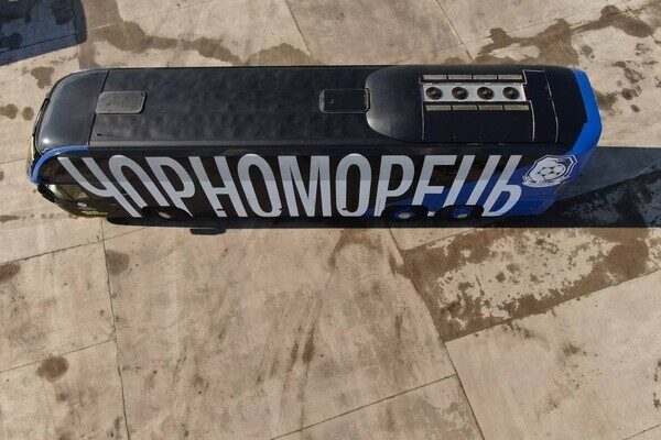 Футболисты одесского "Черноморца" получили новый автобус (видео)