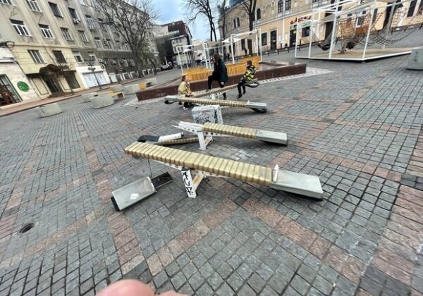 Многострадальные качели на Греческой продолжают разрушаться