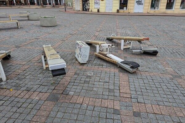 Многострадальные качели на Греческой продолжают разрушаться