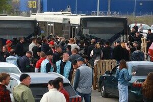В Запорожье приехала колонна эвакуированных с завода "Азовсталь" в Мариуполе