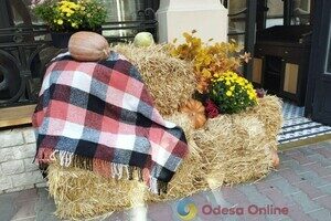 Витрины одесских магазинов и кафе украсили город к Хэллоуину (фото)