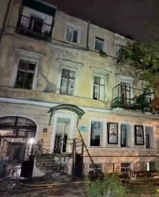 В Одессе восстанавливают после обстрела дом на улице Пастера
