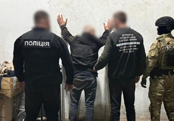Планировал доставить в Европу 15 килограммов героина: в Одессе задержали наркокурьера