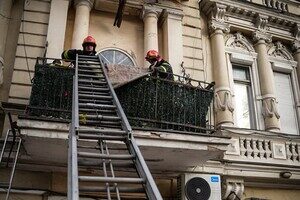 В центре Одессы обрушился балкон с людьми: есть пострадавшие