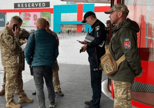 Конфиликт работников ТЦК и полицейских с прохожими в Одессе: как комментируют в военкомате