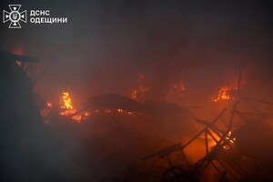 В Одесском районе горел склад: огонь охватил большую площадь