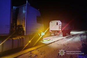 Не смогла преодолеть подъем: в Одесской области фура застряла в сугробах