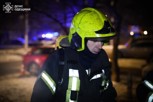 В центре Одессы горела квартира: пострадала женщина, среди спасенных ребенок