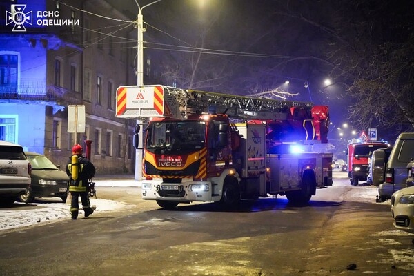 В центре Одессы горела квартира: пострадала женщина, среди спасенных ребенок
