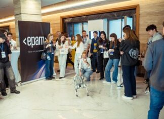 В Одессе студенты показали перчатку-сапера за 30 долларов и приложение для сна во время тревог
